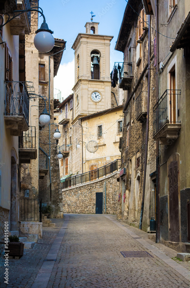 Obraz premium Scanno (Abruzzo, Italy) - The medieval village of Scanno, plunged over a thousand meters in the mountain range of the Abruzzi Apennines, the province of L'Aquila
