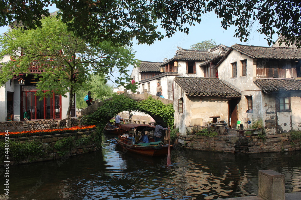 Obraz premium China Chinese Water Town Watertown Jiangsu Zhouzhuang Traditional Tradition Boat Boats Bridge Bridges Home Homes Houses House Blue Sky Green Tree Trees Scene Corner Asia Asian