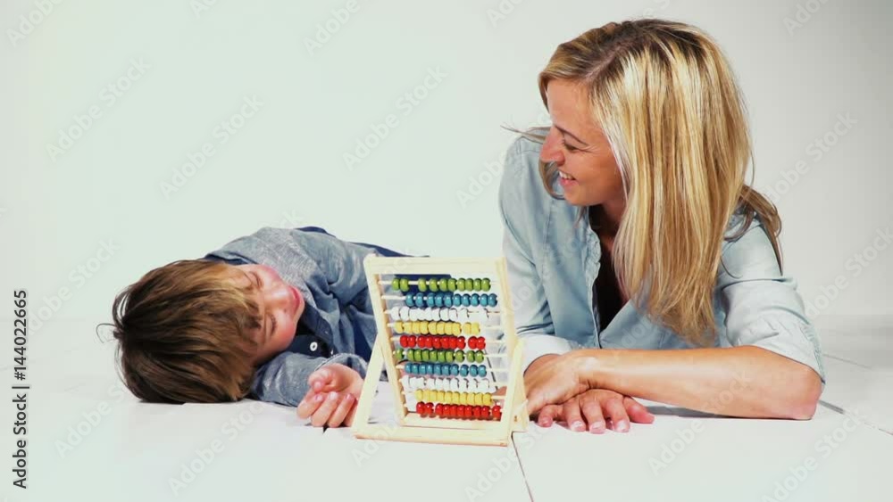 mutter und sohn lernen rechnen mit einer rechenmaschine mutter und sohn lernen rechnen mit einer rechenmaschine