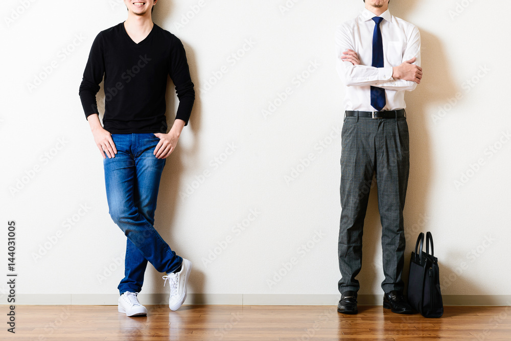 スーツと私服の男性 比較 サラリーマンとフリーランサー Stock Photo Adobe Stock