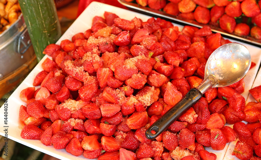 Preserve strawberry fruit spicy, sprinkle with sugar, chili powder and salt