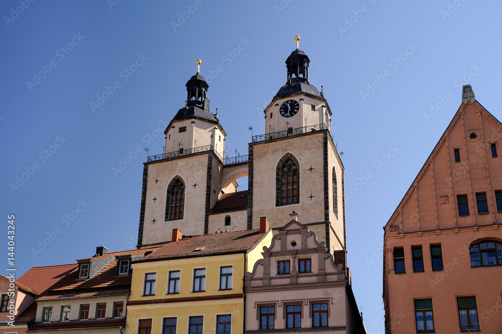 Lutherstadt Wittenberg, Häuser am Markt, im Hintergrund Stadtkirche Sankt Marien