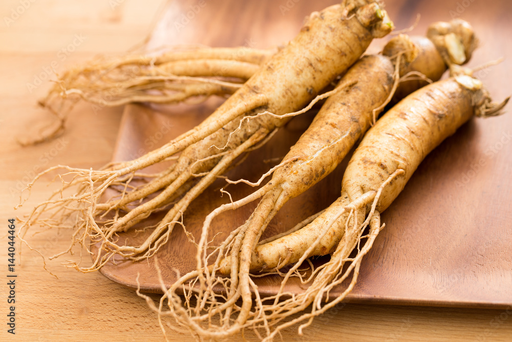 Ταπετσαρία Fresh Korean Ginseng over wooden plate