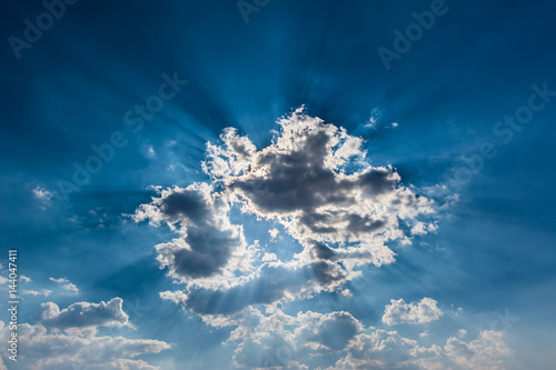 Promienie słoneczne wychodzące zza chmur