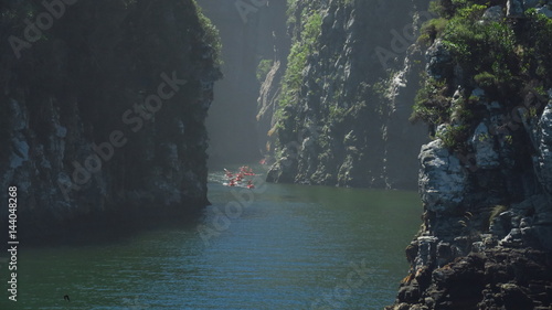 rote Kayaks in der Schlucht im Storms River, Tsitsikamma Park, Südafrika