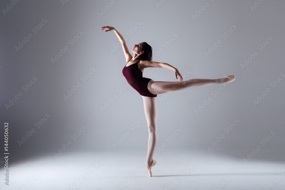 Obraz premium Ballerina dancing in the darkness
