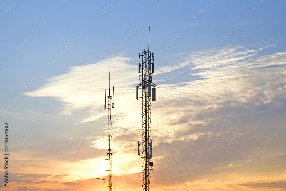 Obraz premium Mobile phone communication tower transmission signal leash on the evening