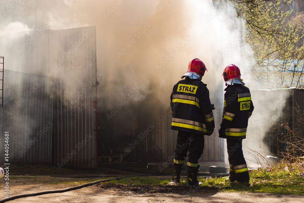 Fire garages, action fire extinguishing by the service: fire brigade and Police