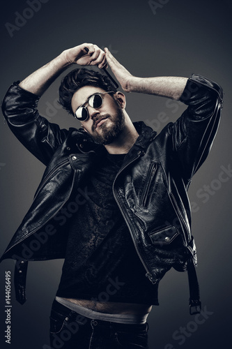  Jeune Hipster en blouson cuir, se coiffe