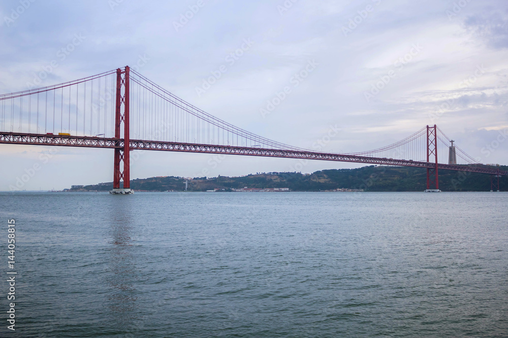 Fototapeta premium Most 25 de Abril w Lizbonie w Portugalii