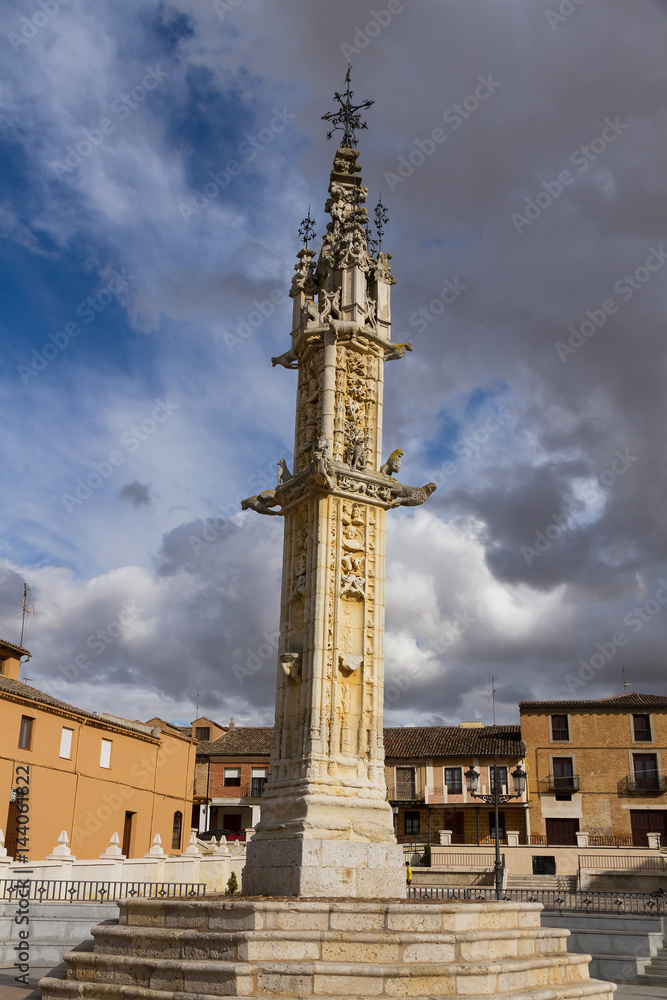 Rollo (Monumento de caracter jurisdiccional, Gótico - Siglo XVI ) en la plaza de de Villalon de Campos - Valladolid España