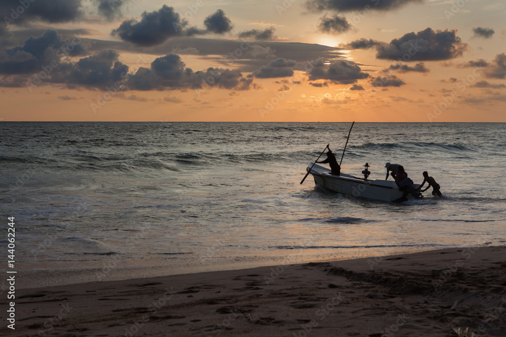 Рыбаки острова Шри-Ланка уходят в море.