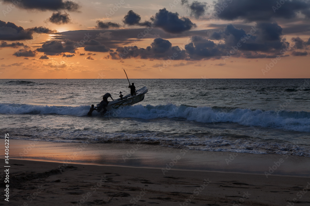 Naklejka premium Рыбаки уходят в море на вечернюю рыбалку.