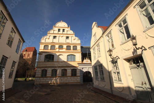 Blickwinkel in der Güstrower Altstadt / Blick auf den Giebel der Domschule und den Dom im Hintergrund