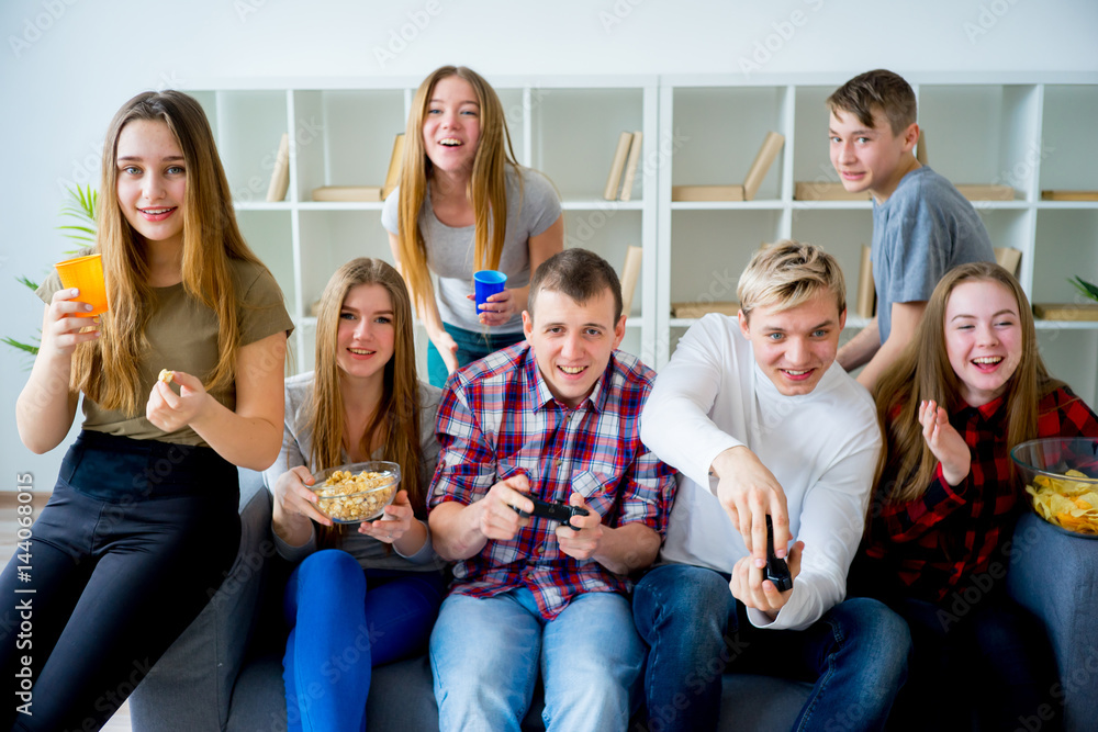 Obraz premium Friends playing playstation