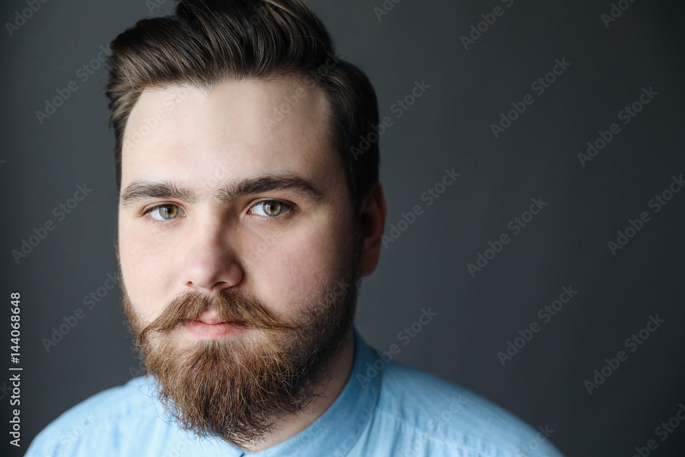 Obraz premium Close-up face of a docile man with a beard and mustache