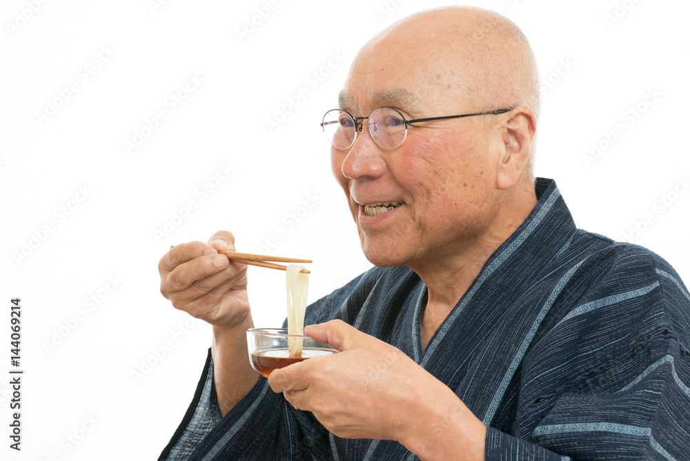 和食のソーメンを食べるシニア 和食のソーメンを食べるシニア