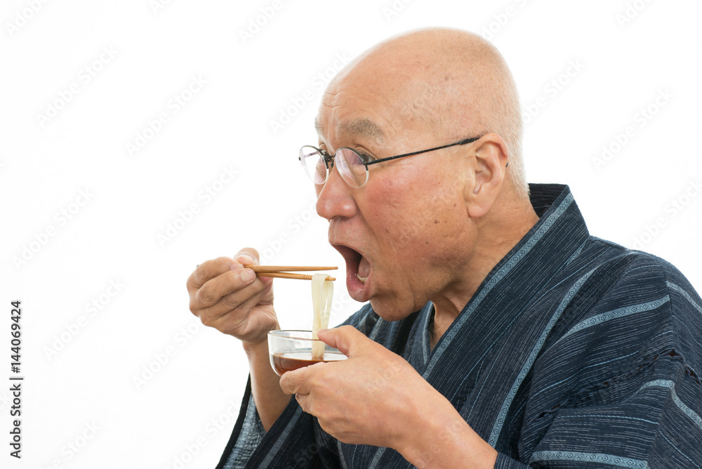 和食のソーメンを食べるシニア 和食のソーメンを食べるシニア