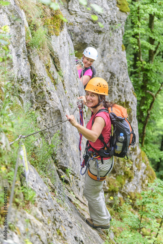 gutgelaunt unterwegs im gesicherten Klettersteig gutgelaunt unterwegs im gesicherten Klettersteig