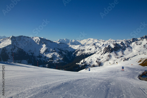 Skipiste Saalbach-Hinterglemm am Morgen photo