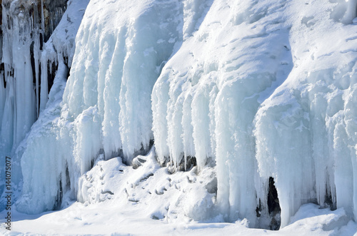 Ледяные наплески на прибрежных скалах на острове Ольхон, озеро Байкал