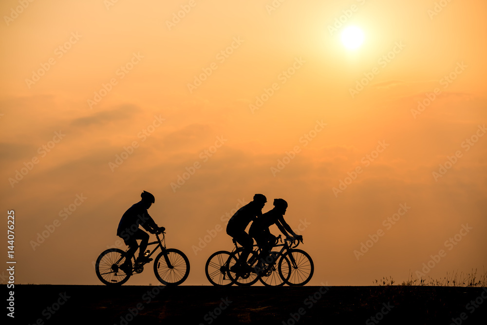 Obraz premium Silhouette of cyclist on sunset background