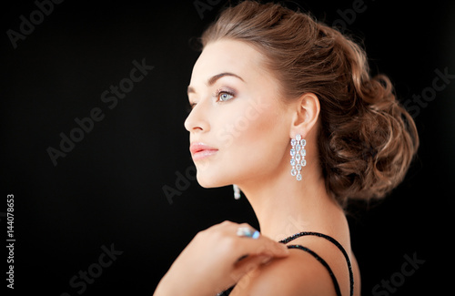 Plakat woman with diamond earrings