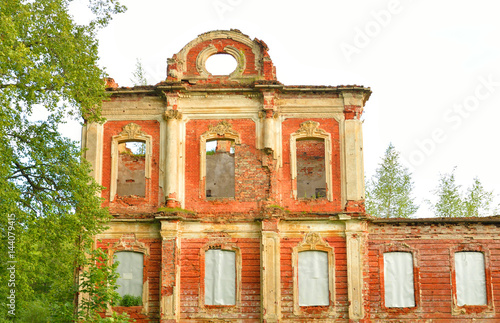 Ruin palace in the estate Znamenka. photo