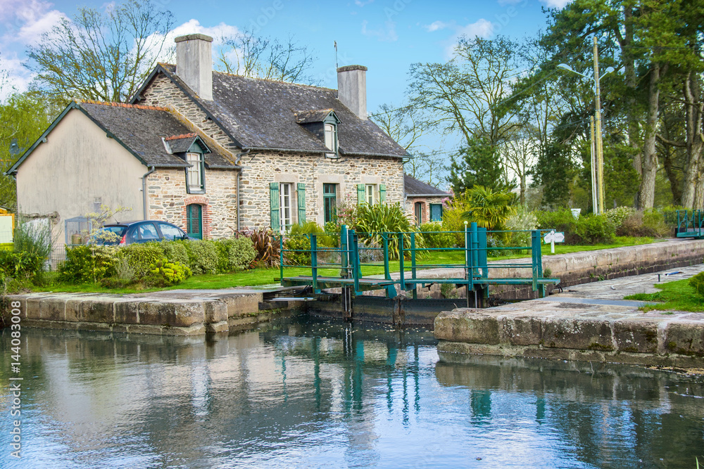 Ecluse sur le canal de Nantes à Brest, Malestroit, Morbihan, Bretagne
