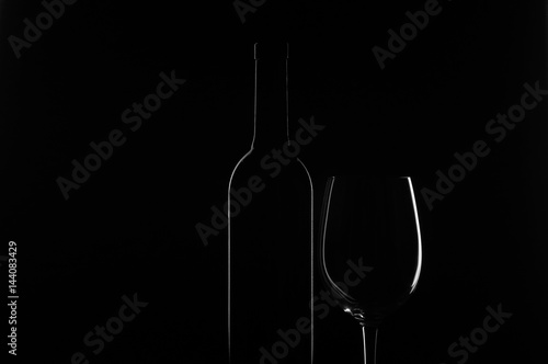 Натюрморт, бокал и бутылка вина