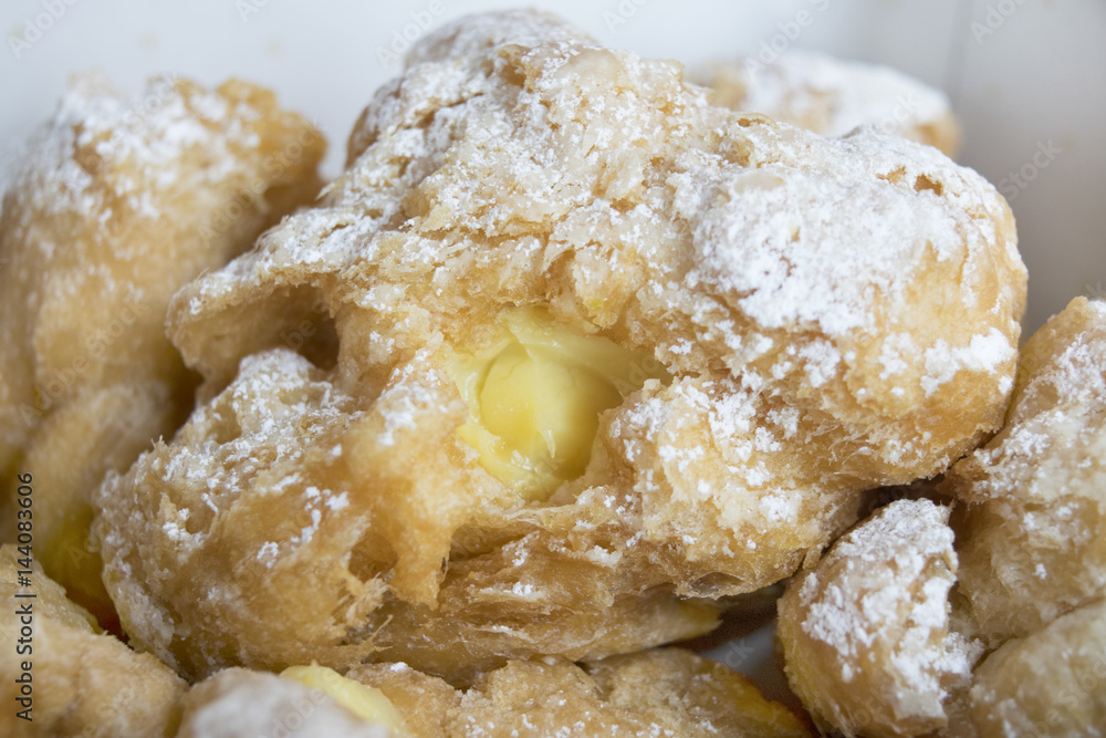 italian cream puffs with custard filling