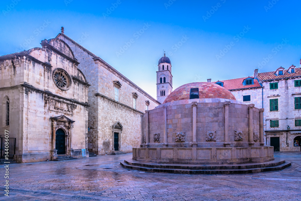 Fototapeta premium Old fountain Dubrovnik town. / Scenic view at Onofrio's fountain in town Dubrovnik, famous landmark and ancient cistern for aqueduct in Croatia, Europe.
