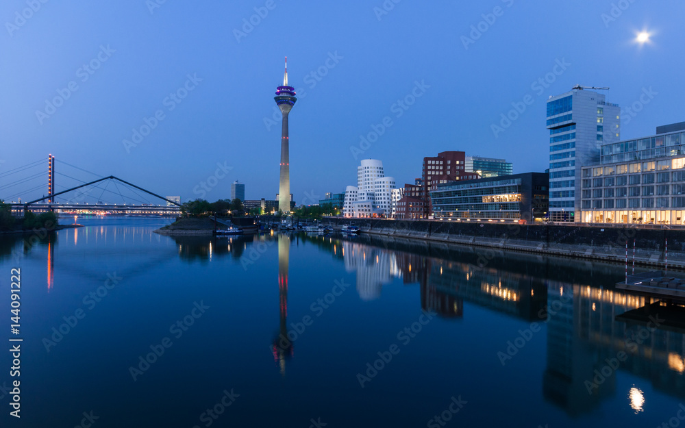 Düsseldorf - Medienhafen in der Blauen Stunde