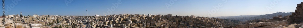 Giordania, 01/10/2013: lo skyline di Amman, la capitale e la città più popolosa del Regno hashemita di Giordania, con gli edifici, i palazzi e le case visti dall'antica Cittadella 