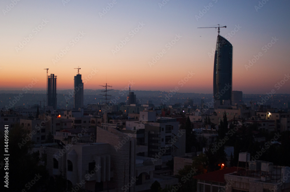 Giordania, 01/10/2013: lo skyline di Amman, la capitale e la città più popolosa del Regno hashemita di Giordania, con gli edifici, i palazzi e le case viste all'alba