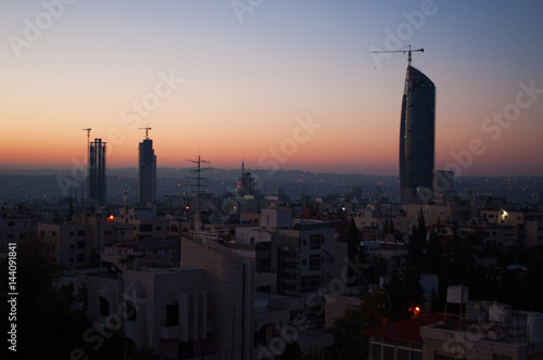 Giordania  01 10 2013  lo skyline di Amman  la capitale e la citt   pi   popolosa del Regno hashemita di Giordania  con gli edifici  i palazzi e le case viste all alba