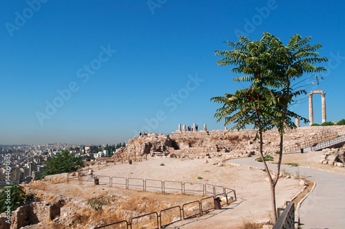 Giordania, 01/10/2013: lo skyline di Amman e le rovine del Tempio di Ercole, la struttura romana più significativi nella Cittadella di Amman, sito archeologico e uno dei nuclei originari della città photo