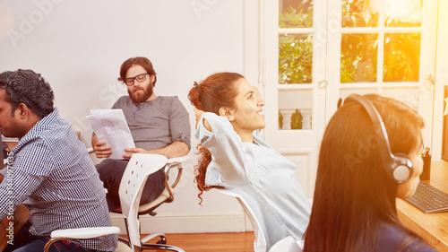 Frau im Callcenter macht Pause und entspannt