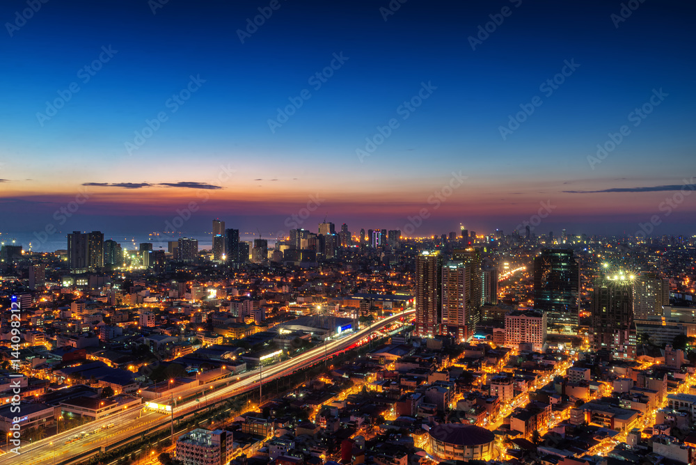 Fototapeta premium Metro Manila Skyline at Nightfall