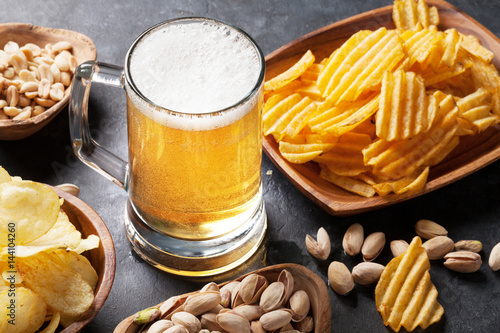 Cuadro en lienzo Lager beer and snacks on stone table