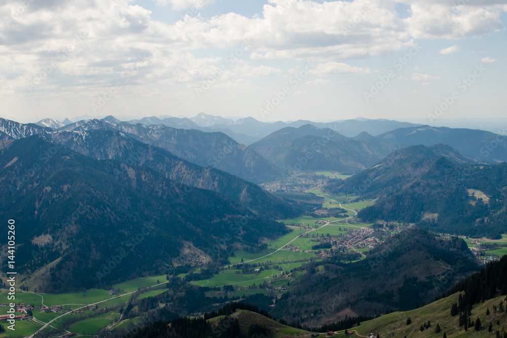 Blick auf die Alpen und das Tal Gebiet bei bewölkten Wetter