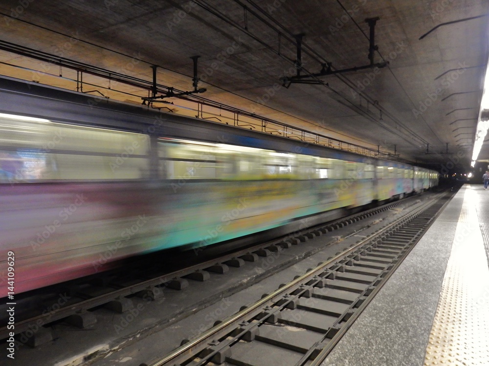 Naklejka premium Metropolitana in velocità