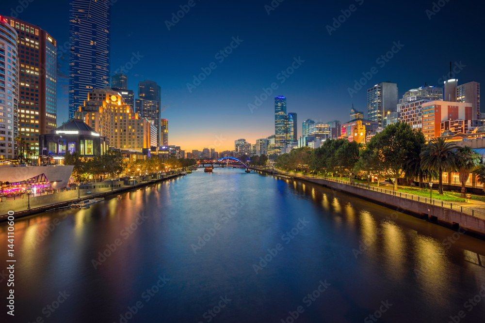 Fototapeta premium Miasto Melbourne. Pejzaż miejski z Melbourne, Australia podczas godziny zmierzchu niebieski.