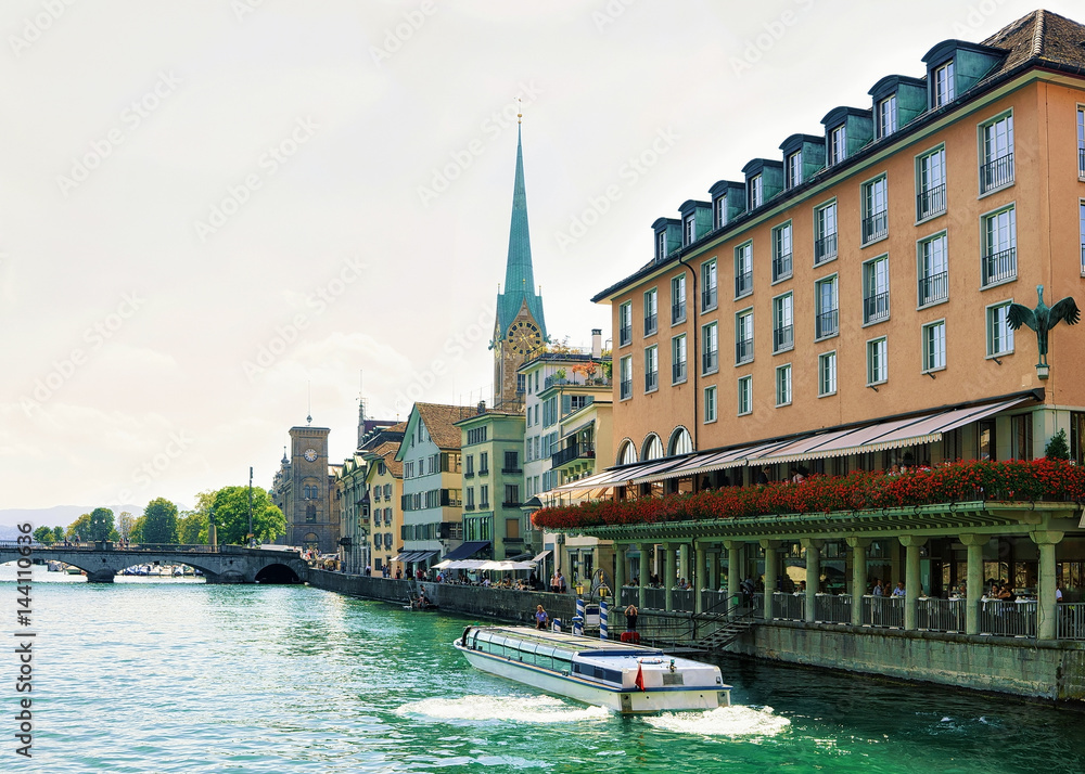 Fototapeta premium Fraumunster Church and ferry at Limmat in Zurich