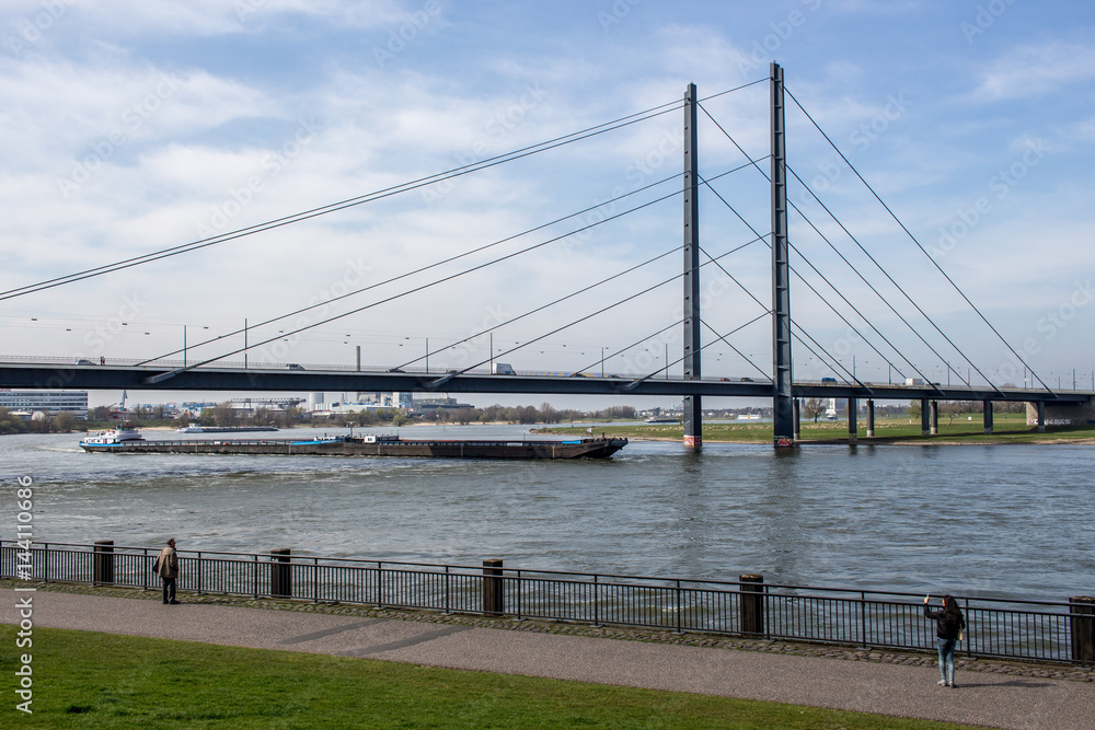 Düsseldorf Rheinkniebrücke
