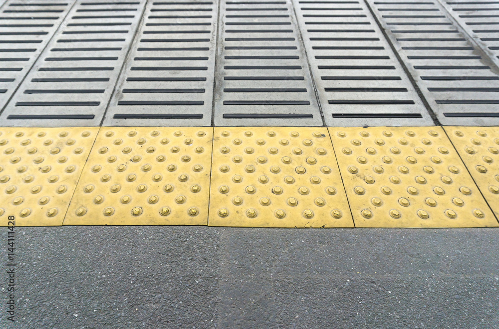 Fototapeta premium 駅ホーム 点字ブロック