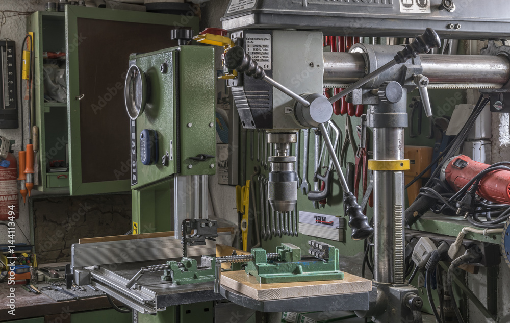 Standbohrmaschine in alter Werkstatt Standbohrmaschine in alter Werkstatt