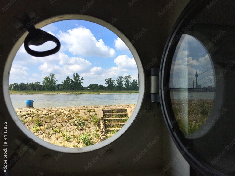 Rheinblick aus einem Schiff in Düsseldorf