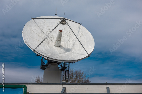 Gro  e Satellitensch  ssel f  r Medien und Kommunikationstechnik 