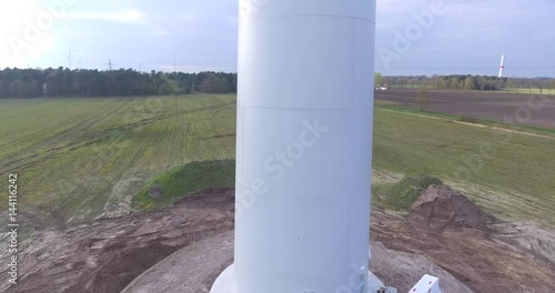 Bei Montage einer Windkraftanlage / Schwachwindanlage am Turm hochfliegen